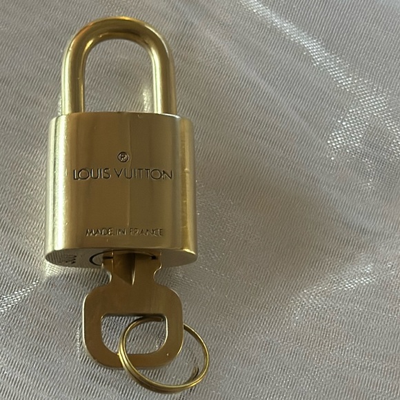 Authentic Louis Vuitton, Made in France Brass Lock & Key #300 with Monogram - Picture 6 of 9